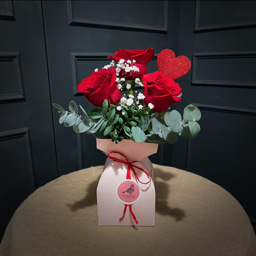 Caja "Detalle para enamorados" con tres rosas rojas