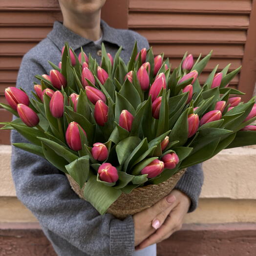 Spring basket with tulips