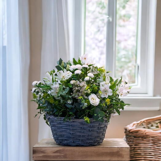 Cesto de flores blancas y verdes