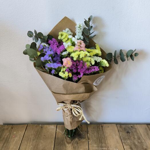 Букет из разноцветных бессмертников