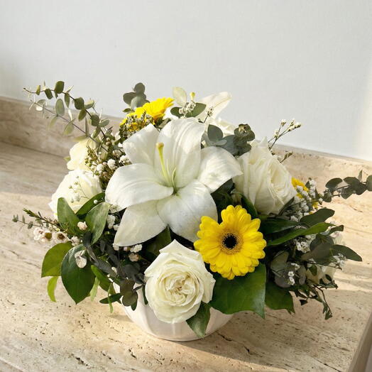 Centro de Mesa Floral Steph – Arreglo Blanco y Amarillo con Lirios, Rosas y Gerberas
