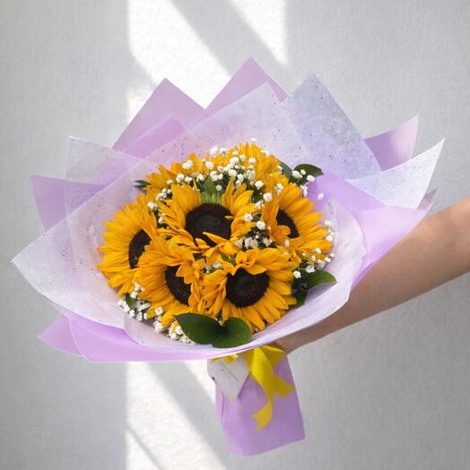 Fiore Allegro: Букет из подсолнухов с гипсофилой и натуральной зеленью