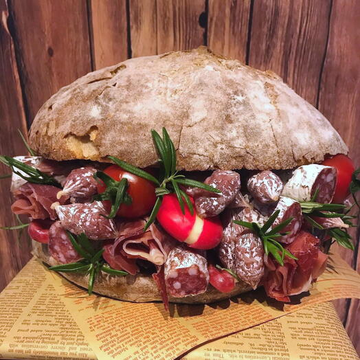 Hamburguesa con fuet y queso. Perfecto para fiestas