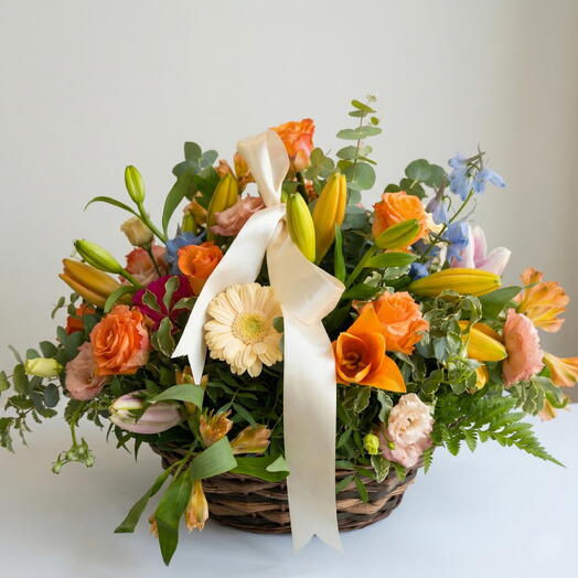 Cesta Floral Calido con Lirios y Rosas Naranjas