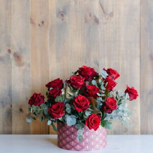 Hat box with red roses