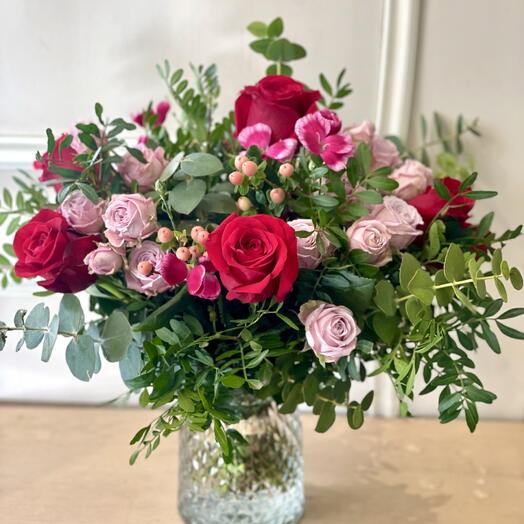 Ramo de rosas rojas y rosas de pitimini