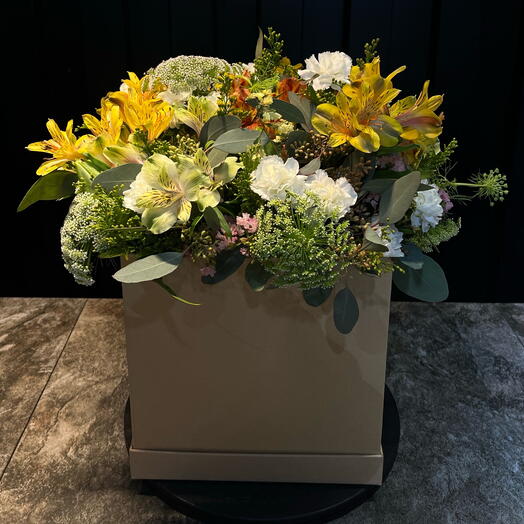 Caja de flores amarillas