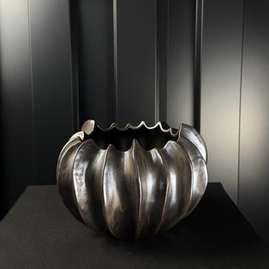 Maceta cerámica acanalada antracita metalizada de ARAIK GALSTYAN