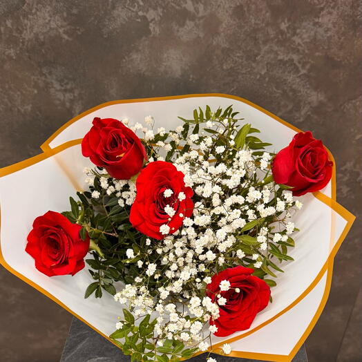 Ramo de 5 rosas rojas y Paniculata