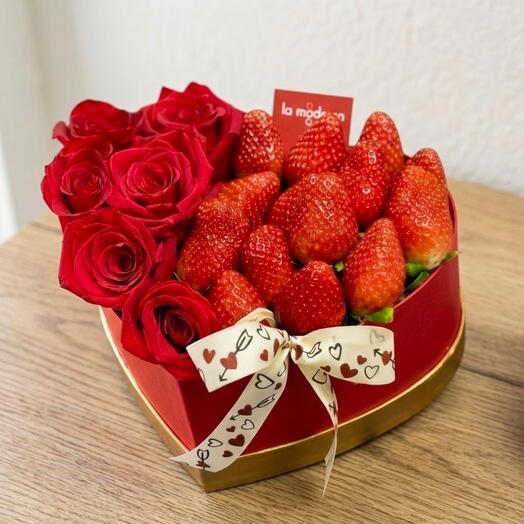 Caja corazon con rosas rojas y fresas naturales