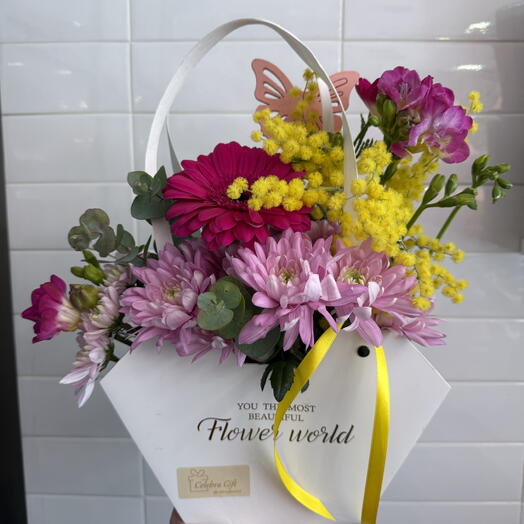 Cesta con flores primavera