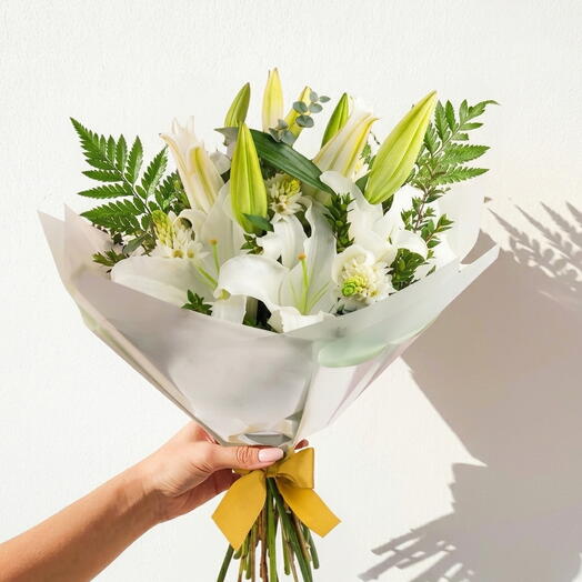 Ramo de lirios blancos con eucalipto y gypsophila – Bouquet elegante y aromatico