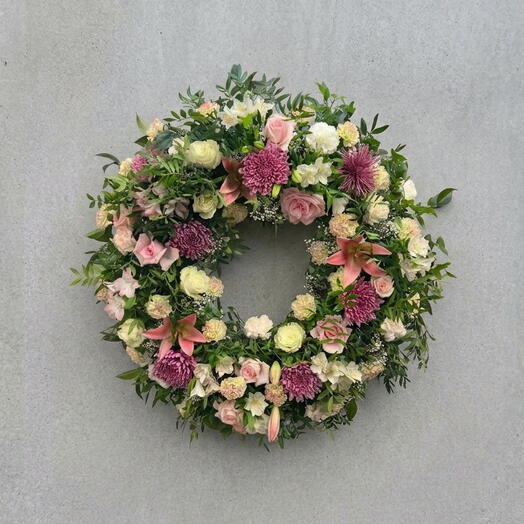 Corona Funebre Floral en Tonos Rosados y Crema