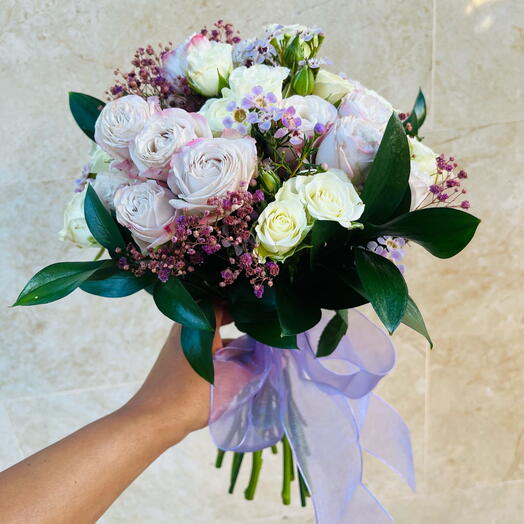 Ramo de novia flores naturales en tonos blancos, rosas y lilas