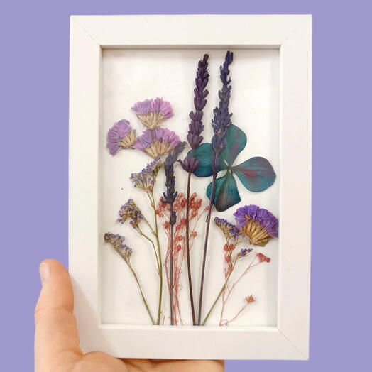 Cuadrito de flores preservadas azul, fucsia y morado