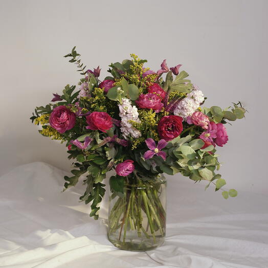 JARRON CON FLORES SILVESTRES EN TONOS ROSAS