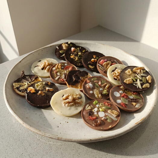 Medallones Artesanales de Chocolate Gourmet con Frutos Secos y Fruta Deshidratada