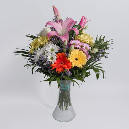Ramo de flores multicolor elegante con lirios rosados