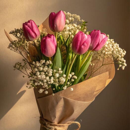 Ramo de 5 tulipanes rosas con paniculata y verde decorativa