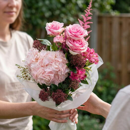 Ramo de Rosas y Hortensia Rosado ARAIK GALSTYAN