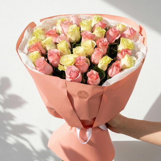 Bouquet de Roses Pastel Douce Aube – Bouquet Élégant de 35 Fleurs