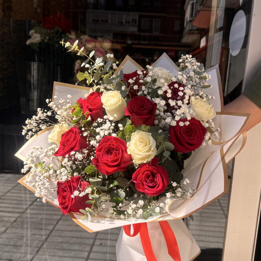 Букет красных и белых роз