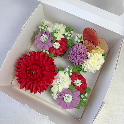 🌸️ Коробка с цветами для мамы – 4 капкейка