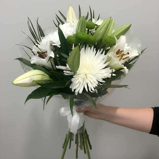 Ramo blanco elegante con lilium y crisantemos