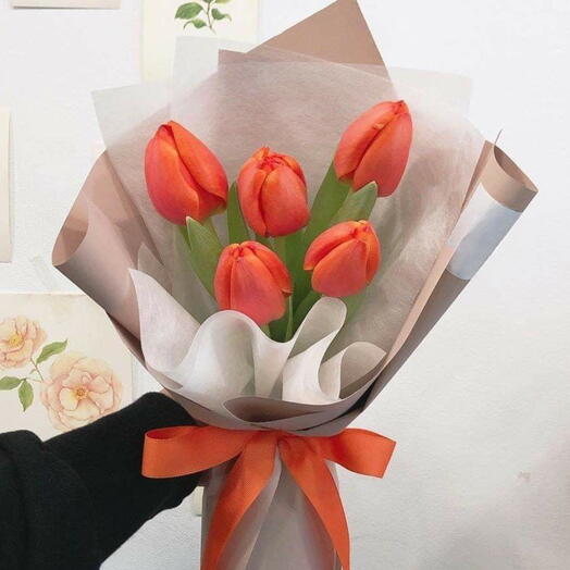 Ramo 5 tulipanes naranjas y paniculata