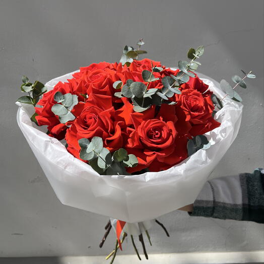 Ramo de rosas rojas y eucalipto