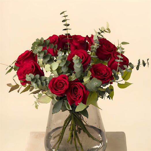 12 Rosas rojas con eucalipto