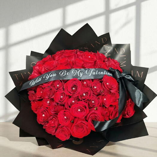 Bouquet de 75 rosas rojas con cinta personalizada y perlas – ramo romantico para San Valentin y aniversario