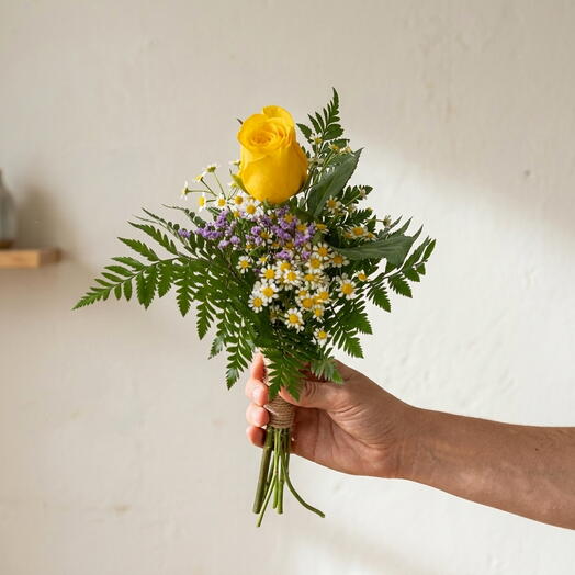 Rosa Preparada Amarilla y Flores Silvestres