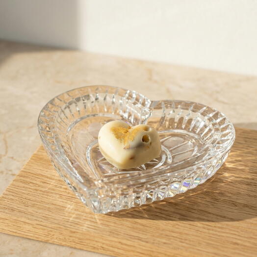 Bombones con chocolate blanco en forma de corazon con frutos secos ,decoradas con pan de oro