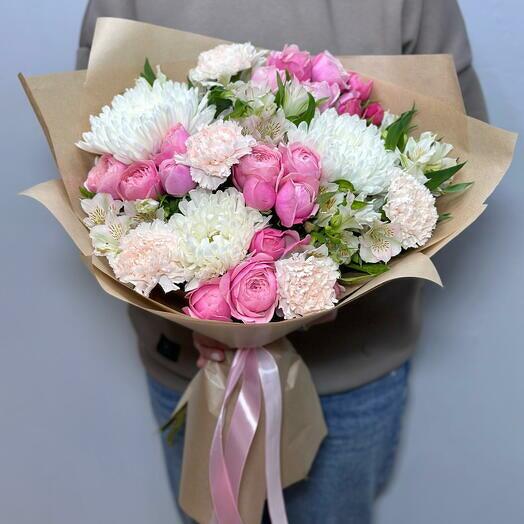 Елегантний змішаний букет з рожевих троянд і білих хризантем