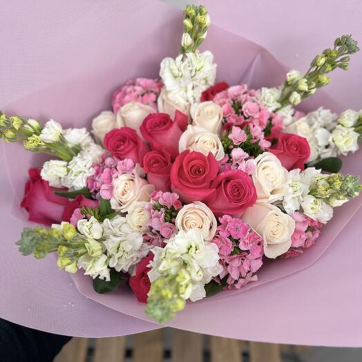 Rosas rosas y blancas