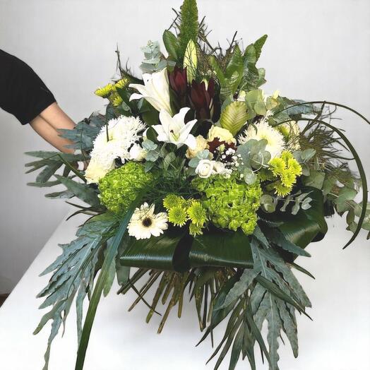 PUREZA bouquet of mixed white and green flowers