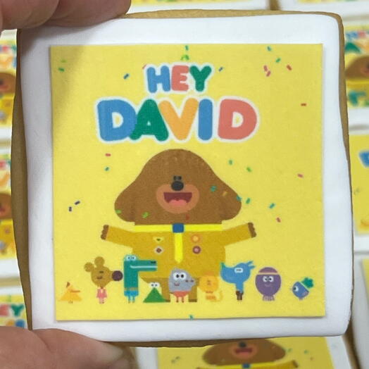 Galletas decoradas con papel de azucar ( puedes elegir el diseno que quieras )minimo 12 unidades