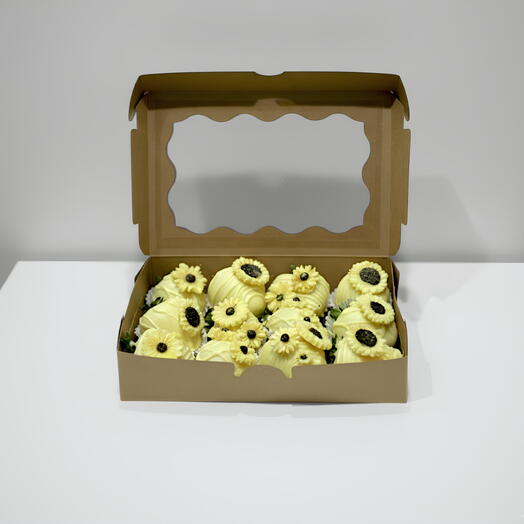 Caja de 12 Fresas cubiertas en chocolate blanco tenido de amarillo