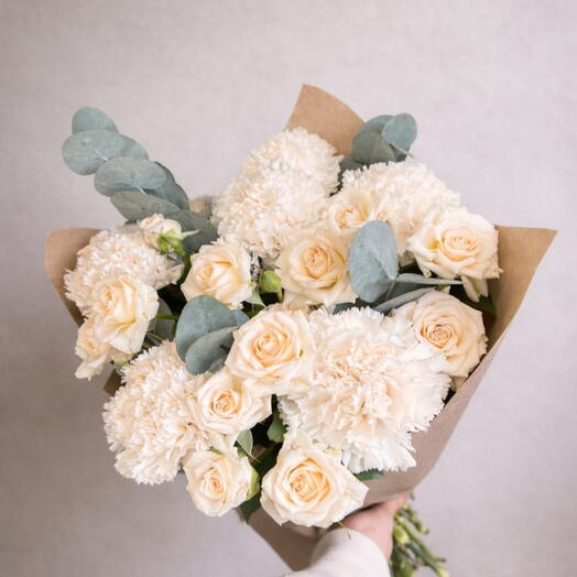 Claveles y rosa spray entre eucalipto suave