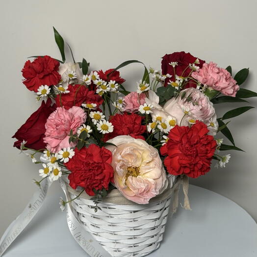 Cesta con rosas y diferentes flores de primavera