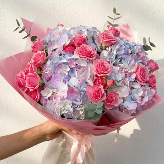 Bouquet Romantique d'Hortensias et de Roses Spray Roses – Bouquet Floral Pastel Élégant