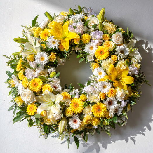 Corona Funebre Despedida Serena – Arreglo Floral Elegante en Tonos Blancos y Amarillos