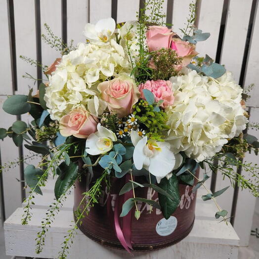 Sombrerera pastel floral de hortensias y rosas