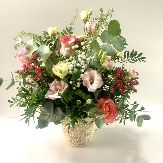 Cesta con flores en tonos rosas