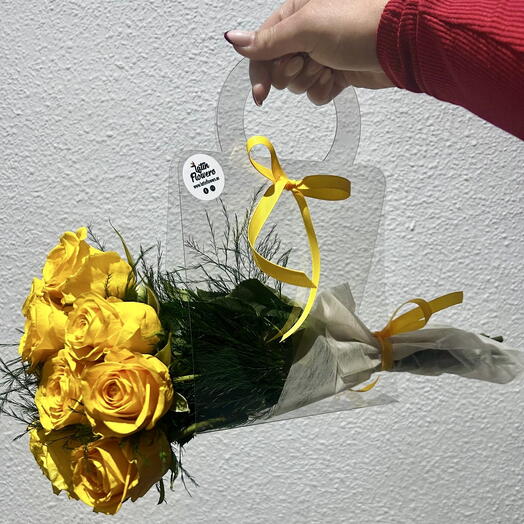 Сияющие жёлтые розы