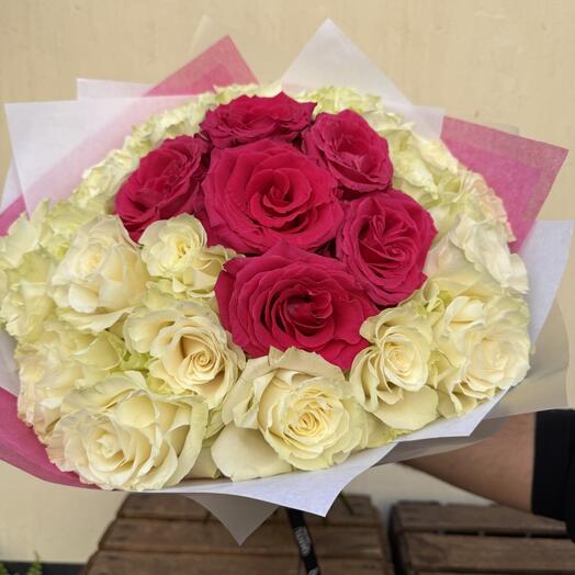 Amor fucsia | Ramo De Rosas Rojas Y Blancas