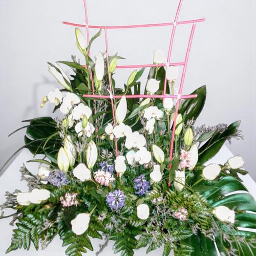 Centro de Rosas Blancas y Orquideas – Elegancia floral exclusiva