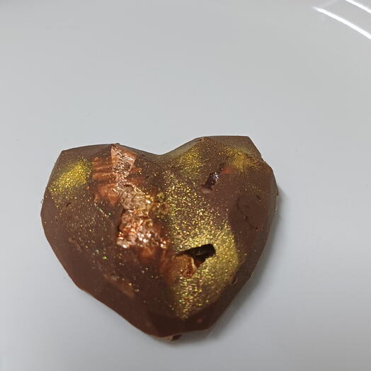 Corazon de chocolate con frutos secos,pan de oro comestible,laminas de oro comestible