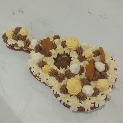 Pastel de Dos Pisos Guitarra en Flor